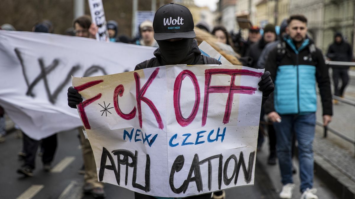 Obrazem: „Nejsme otroci!“ skandovali kurýři na rozvoz jídla v Praze
